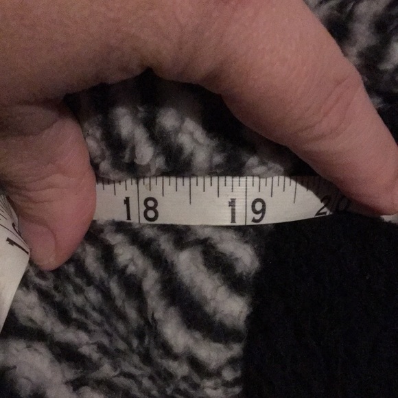 💥Price Drop Liv Black and white Super Warm Fuzzy pullover Fleece 1/4 zip small - Picture 4 of 4